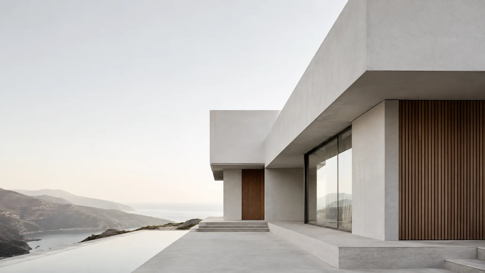 Minimalistisches Haus mit Pool und Bergmeerblick bei Dämmerung