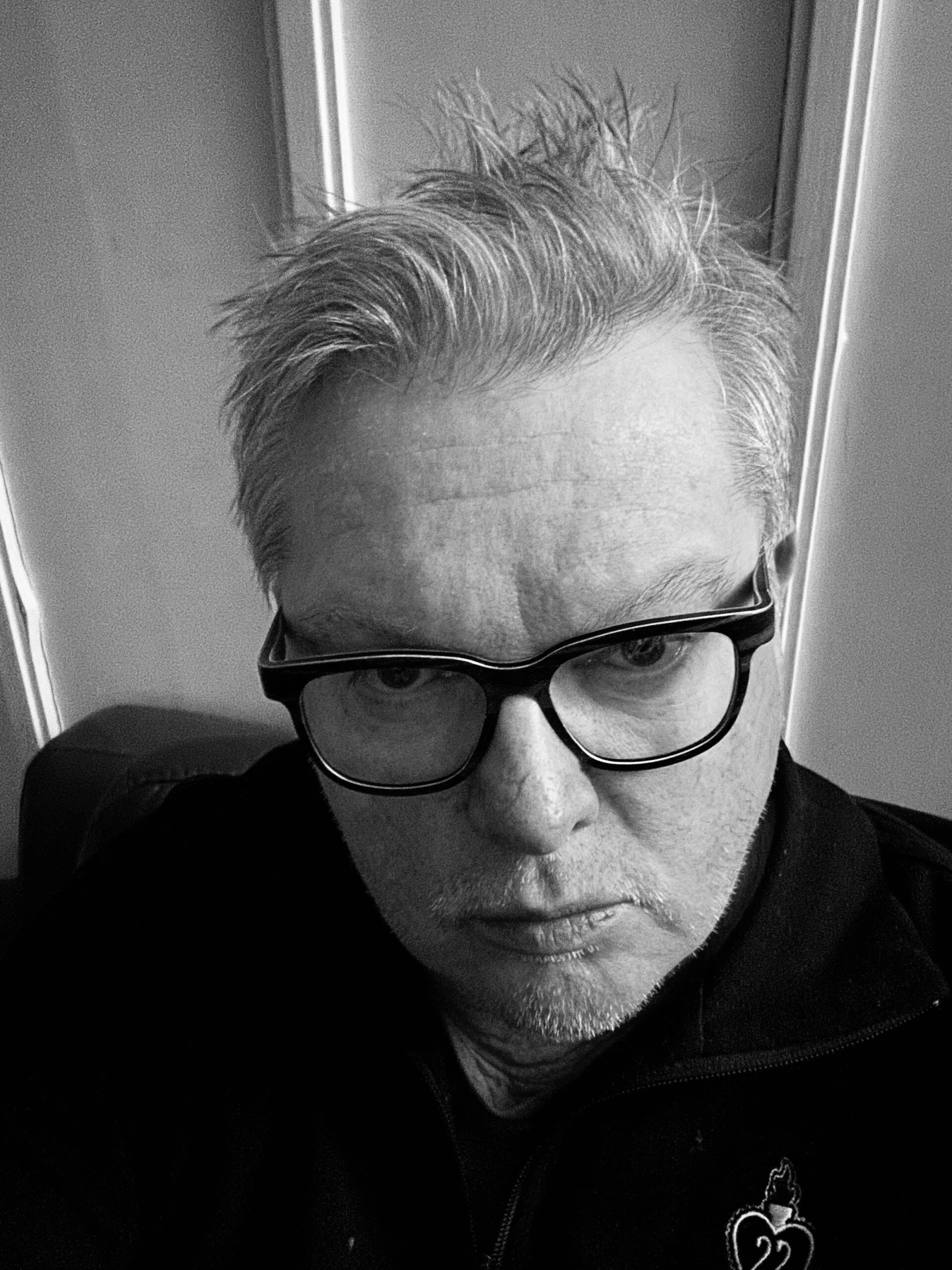 Nahaufnahme eines nachdenklichen Mannes mit Brille